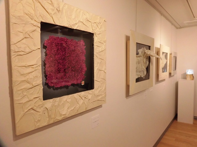 和の不思議な空間 イタリアで「和紙」を漉き作品を創る「秋山信茂展」in「ふじ・紙のアートミュージアム」_f0141310_07055734.jpg
