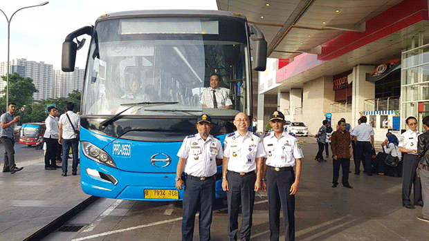 インドネシアで、タンゲランと首都結ぶ通勤バス、試験運行。_b0316804_11423012.gif
