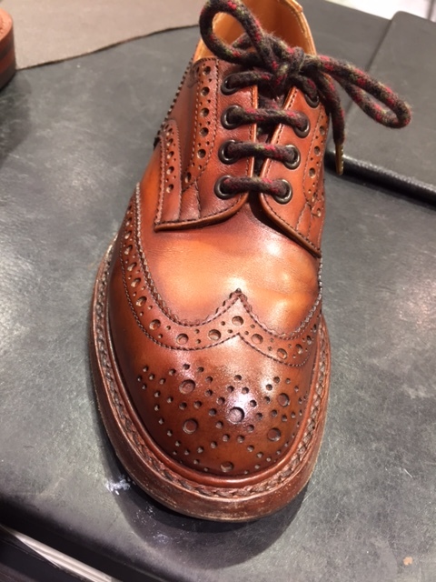 トリッカーズ つま先 アンティーク仕上げ : シューケア靴磨き