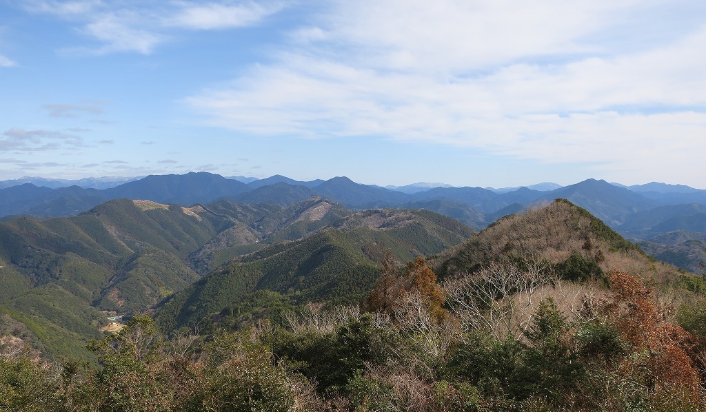 残雪の少なかった真妻山_b0133440_22351023.jpg