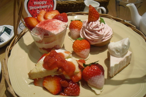 アフタヌーンティールーム　『Happy Strawberry\'s Day！苺のアフタヌーンティーセット』_a0326295_21244978.jpg