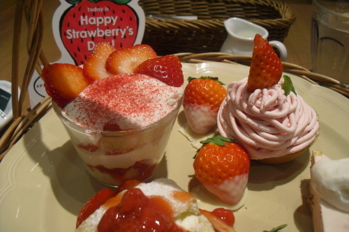 アフタヌーンティールーム　『Happy Strawberry\'s Day！苺のアフタヌーンティーセット』_a0326295_21250146.jpg