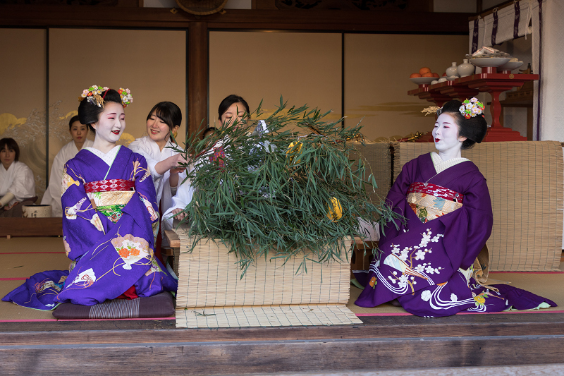 十日ゑびす　残り福の笑顔（祇園甲部　小衿さん、朋子さん）_f0155048_21143211.jpg