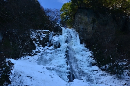 青空の下の氷瀑　　下多古川本谷　琵琶滝_c0303868_04561925.jpg