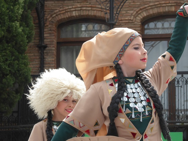 ジョージアの民族舞踊は面白い 女の子も少年も女性もかわいい ルソイの半バックパッカー旅
