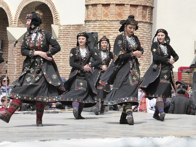 ジョージアの民族舞踊は面白い 女の子も少年も女性もかわいい ルソイの半バックパッカー旅