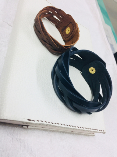 ハンドメイド 本革 ヘアゴム（トリック５つ編み）1972   厚みありのグリーン ハンドメイド 本革 ヘアゴム（トリック5つ編み）1972 厚みありの