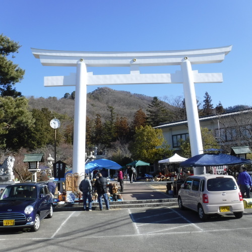 日曜日に甲府護国神社の骨董市へ 山梨県北杜市明野の宿 ナナミちゃんのお宿日記