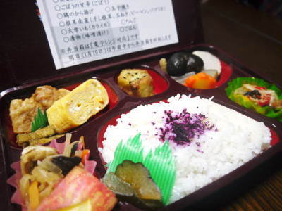 水源ばぁばの『陽だまり弁当』が届きました!過疎化が進む村の心温まる取り組みを紹介!_a0254656_18011754.jpg