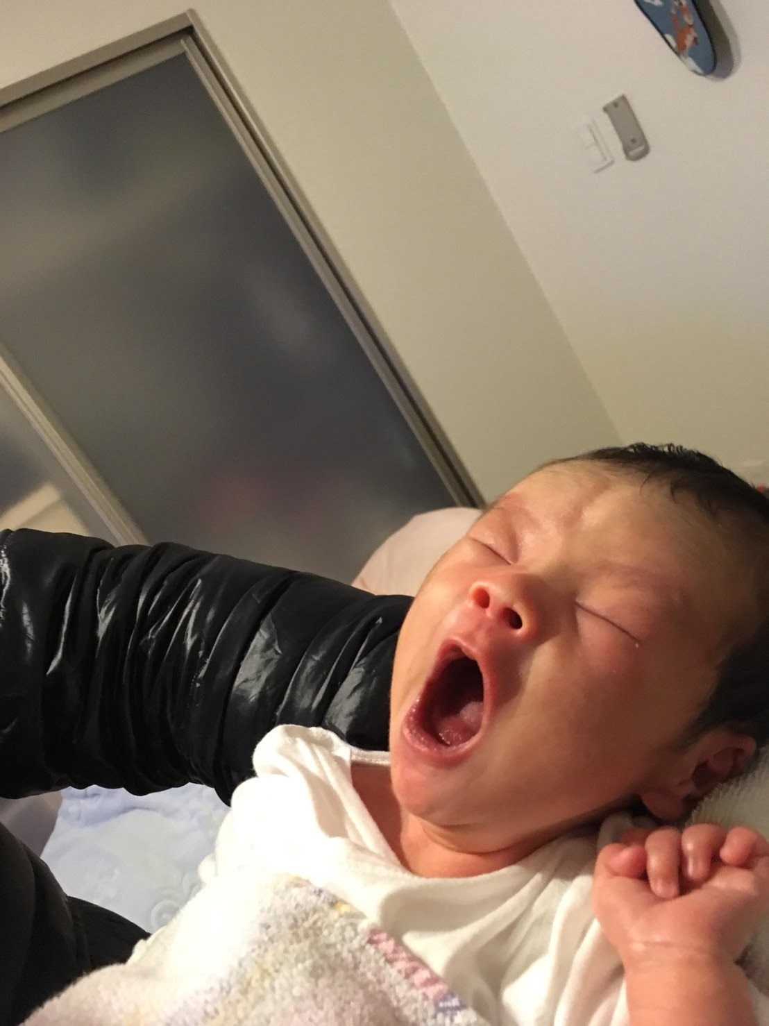 生後間もない赤ちゃんのあくび Yawn Of A New Born Baby みかんくらぶ０１０２