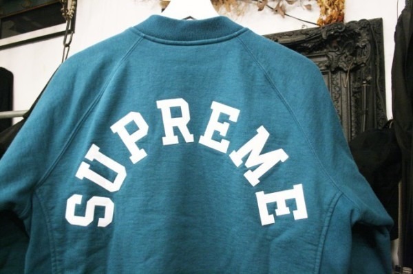 新年会。鶏専門店のアレがめっちゃうまい！！　入荷SUPREME　ジャケット、パーカー、スウェット、キャップ_f0180307_02430480.jpg