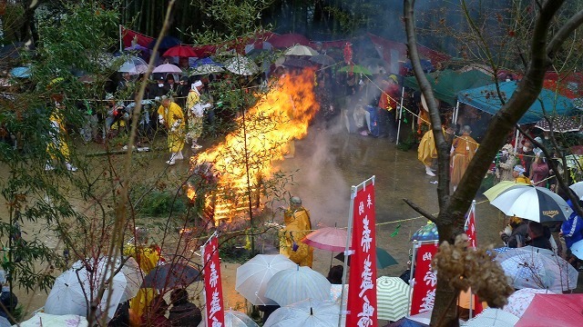 「雨の火渡り」_f0201348_14162660.jpg