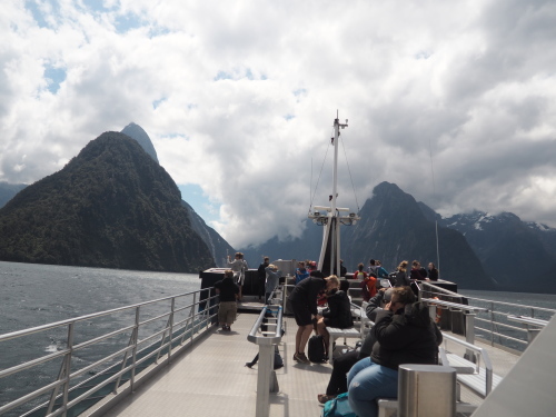 大迫力のユニークな地形！Fiordland National ParkでMilford Soundのクルージング ～NZバスの旅 18日目～_c0351060_02443841.jpg