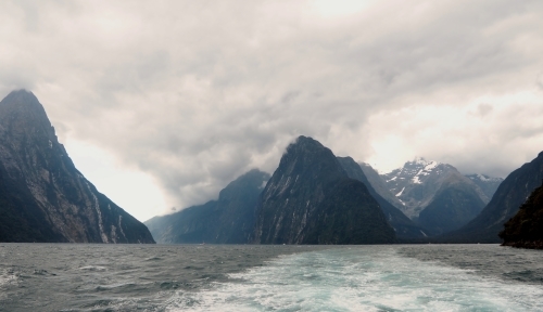 大迫力のユニークな地形！Fiordland National ParkでMilford Soundのクルージング ～NZバスの旅 18日目～_c0351060_03132711.jpg