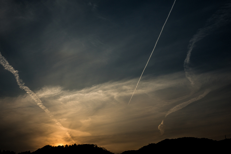 たなびくヒコーキ雲とその影_f0189086_17111482.jpg