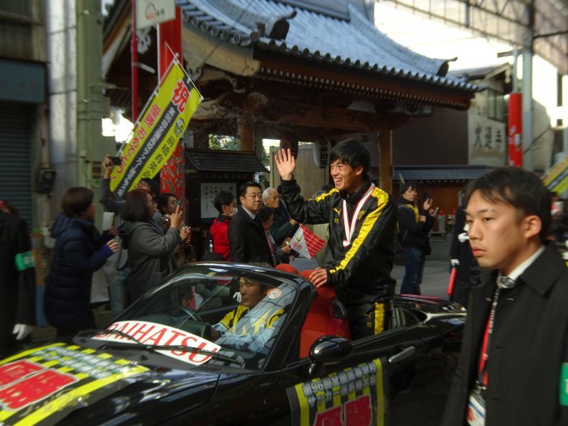 前橋育英高校サッカー部 優勝パレードを山門前で見学 しゅんこう日記 前橋育英高校サッカー部 優勝パレードを山門前で見学 しゅんこう日記