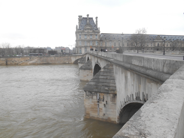 LA SEINE CONTINUE DE MONTER、ラ・セーヌ・コンティニュウ・ド・モンテ、パリのセーヌ河の水位が上がり続けている、増水・洪水の危険性・・・_a0342405_06490388.jpg