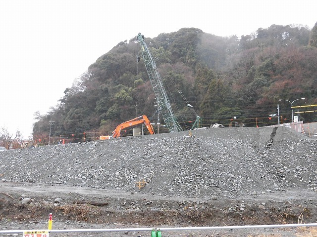 平成30年代中頃の完成を目指し工事が進む「新々富士川橋」 議会の建設水道委員会で現場視察_f0141310_08235296.jpg