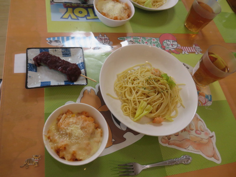 あじさい荘昼食　ペペロンチーノ　チキンドリア　団子_c0357519_16334026.jpg