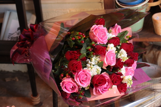お祝いの花束赤とピンクのバラで 目黒区 都立大の 花屋 Moco 花と 植物で楽しい毎日 一人で全力で営業中