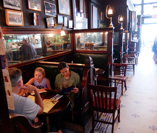 NYを代表する1892年創業の老舗の名店、オールド・タウン・バー（Old Town Bar）_b0007805_1039425.jpg