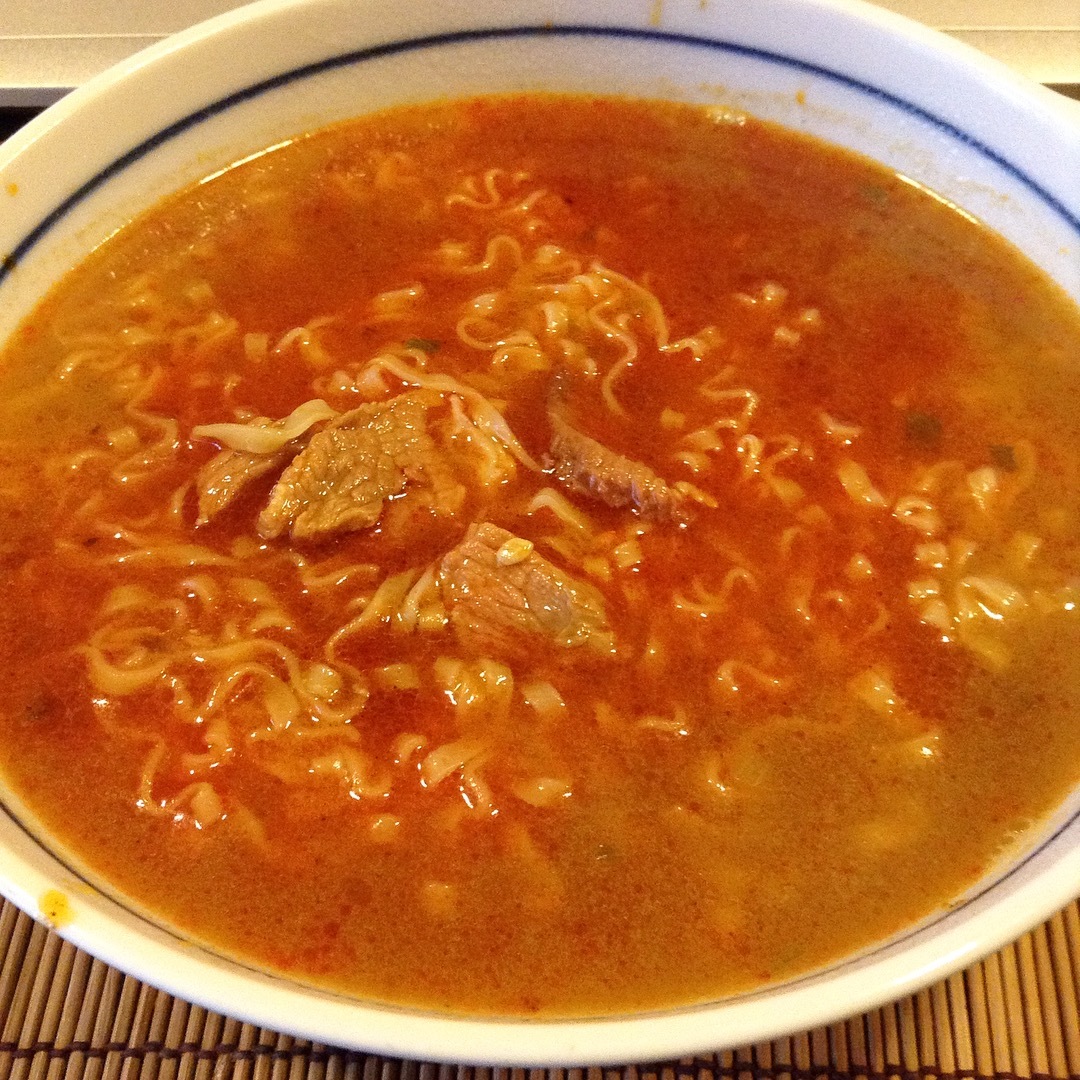 満漢大餐「麻辣鍋牛肉麺」台湾のインスタント麺は美味いのだ。_a0334793_03500691.jpg
