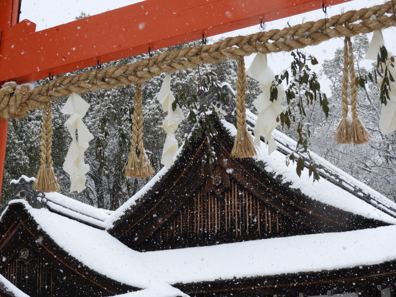 雪に埋まる上賀茂神社_e0048413_21490846.jpg