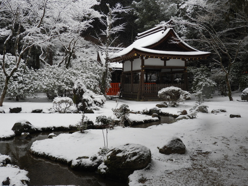 雪に埋まる上賀茂神社_e0048413_21492632.jpg