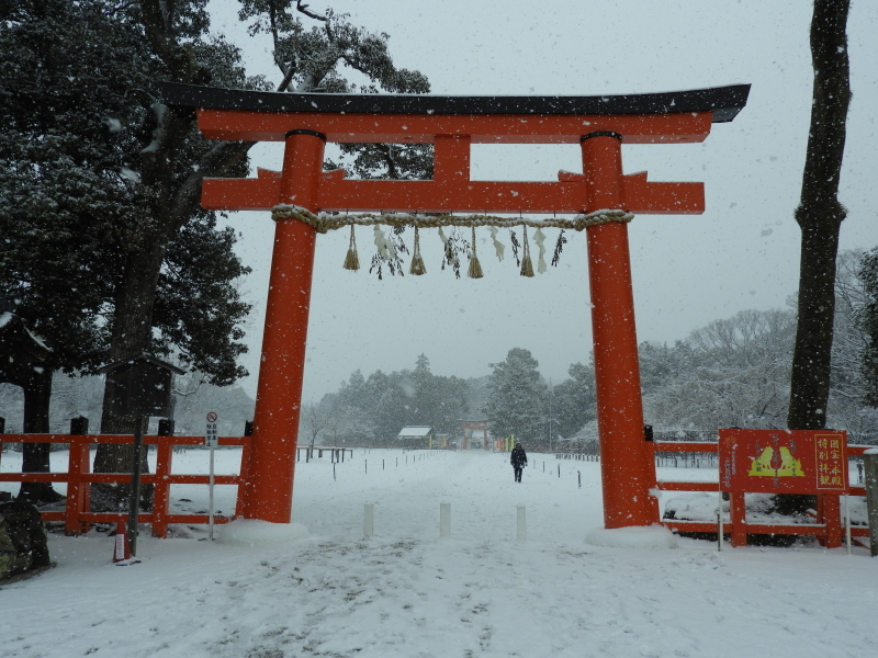 雪に埋まる上賀茂神社_e0048413_21501135.jpg