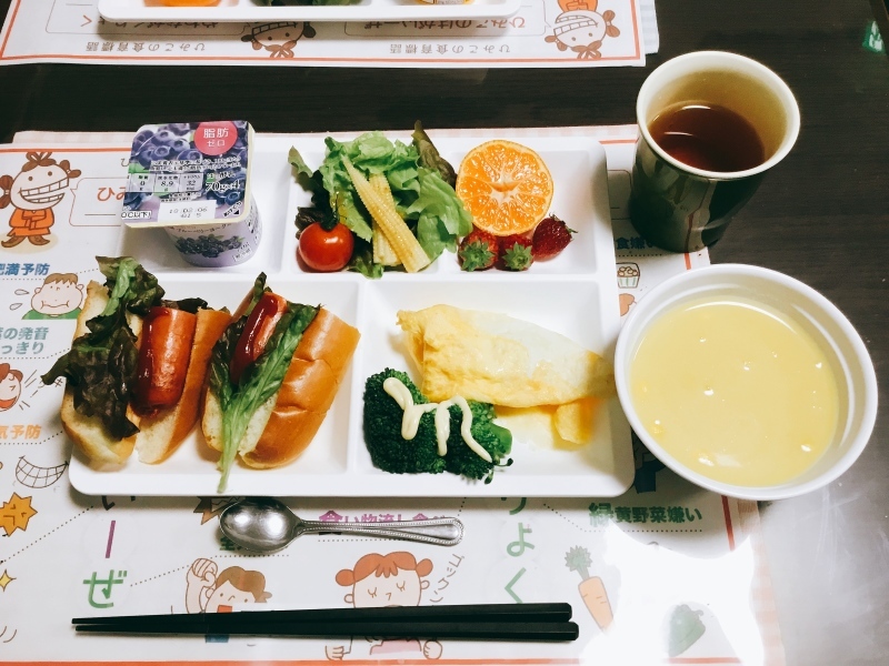 ひまわり荘 朝食 ソーセージパン たまご焼き サラダ ヨーグルト スープ フルーツ 今日の献立