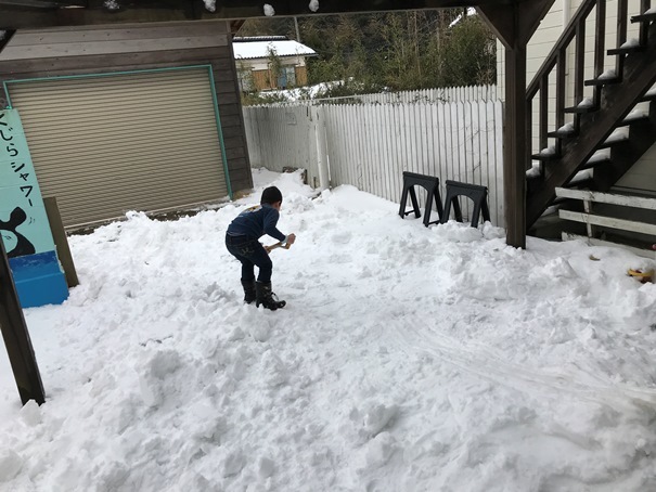 カフェで雪の滑り台つくったよ_f0009169_17070493.jpg