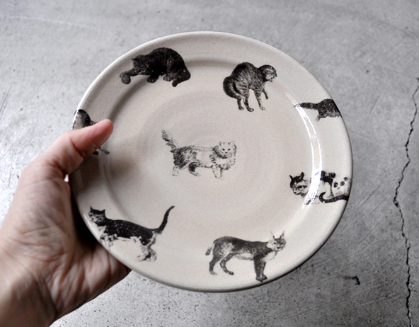 最新入荷 猫のプレート皿(φ18cm)再入荷のお知らせ / 比留間郁美 食器
