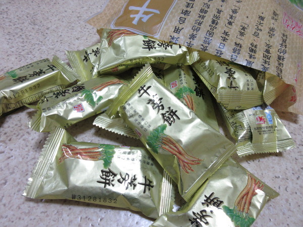 日香食品廠 冬筍餅と牛蒡餅_c0152767_21465834.jpg