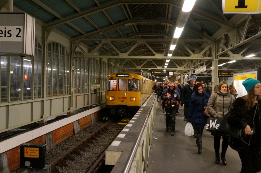 ワルシャワ通り駅からメトロに乗って。_c0180686_23364780.jpg