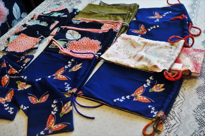 ■チクチク手縫い④【和服のリメイクで　テーブルセンター4枚＆コースター１２枚作りました。】_b0033423_12561227.jpg