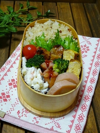 不意打ちはいけません・・・＜焼き鳥弁当＞_a0373427_12462448.jpg