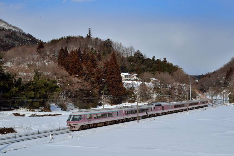 　　　　　雪の中を走る電車_b0223668_11425266.jpg