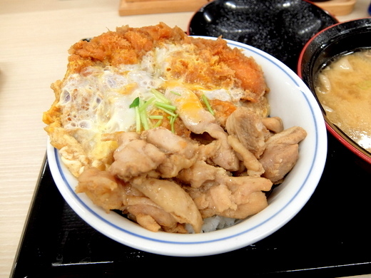 【1/26～】かつや チキンカツｘ生姜煮鶏煮込み 鶏煮込みとチキンカツの合い盛り丼 とん汁（大） 709円【期間限定】_d0188613_03581648.jpg