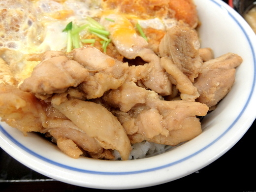 【1/26～】かつや チキンカツｘ生姜煮鶏煮込み 鶏煮込みとチキンカツの合い盛り丼 とん汁（大） 709円【期間限定】_d0188613_03581811.jpg