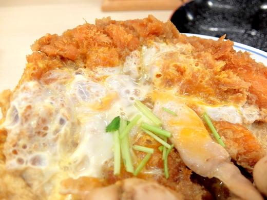 【1/26～】かつや チキンカツｘ生姜煮鶏煮込み 鶏煮込みとチキンカツの合い盛り丼 とん汁（大） 709円【期間限定】_d0188613_03582095.jpg