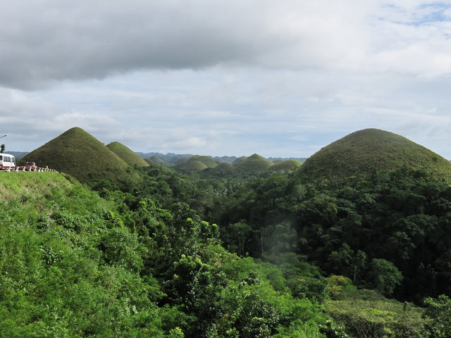 マッチャ色のチョコレートヒルズ フィリピン ボホール島 絵手紙グッドタイミング