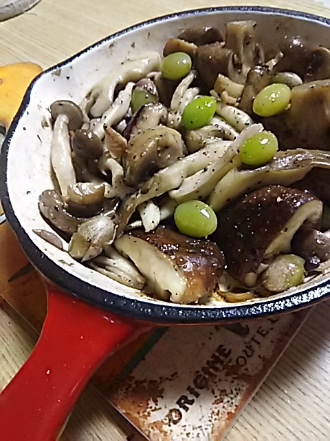 テキトーアヒージョ風とゴマ摺り団子_f0316507_17464025.jpg