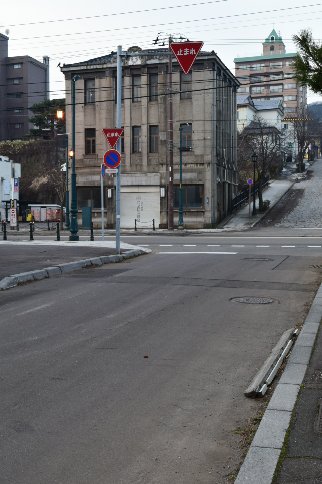 函館市末広町のヱビス商会(大正モダン建築再訪)_f0142606_05172432.jpg