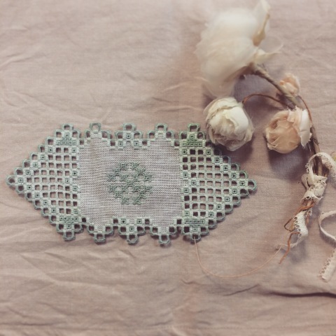 ハーダンガー刺繍の可憐なドイリー_a0157409_10380328.jpg