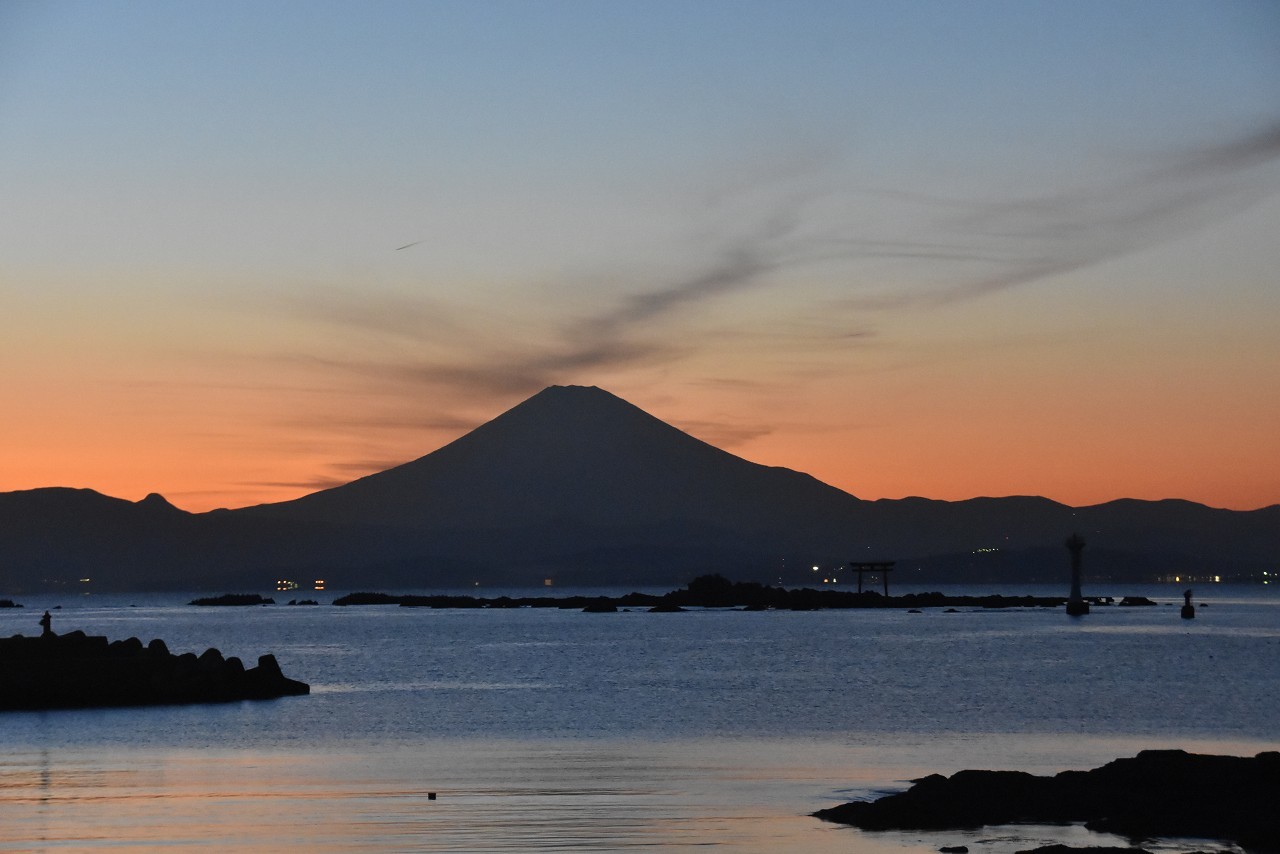 暮れなずむ浜辺　富士山と・・_d0065116_22450240.jpg