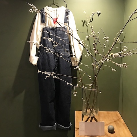 オーバーオールを女性らしく・・・_d0364239_21080186.jpg