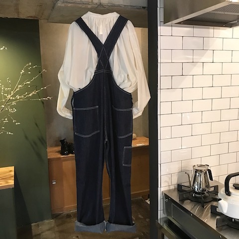 オーバーオールを女性らしく・・・_d0364239_21211834.jpg