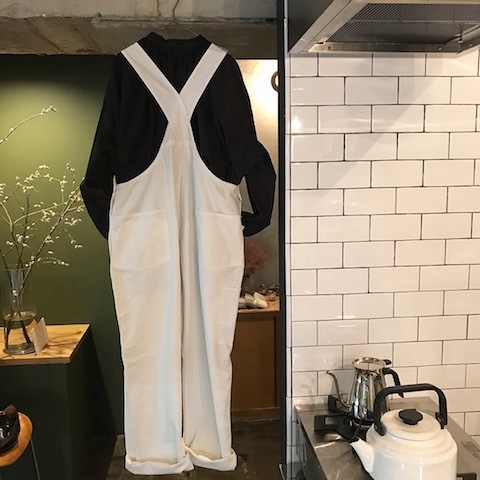 オーバーオールを女性らしく・・・_d0364239_21261135.jpg