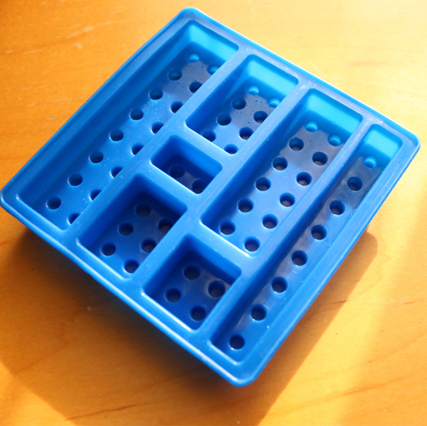 レゴっぽい氷がつくれるシリコン型_c0060143_22350103.jpg