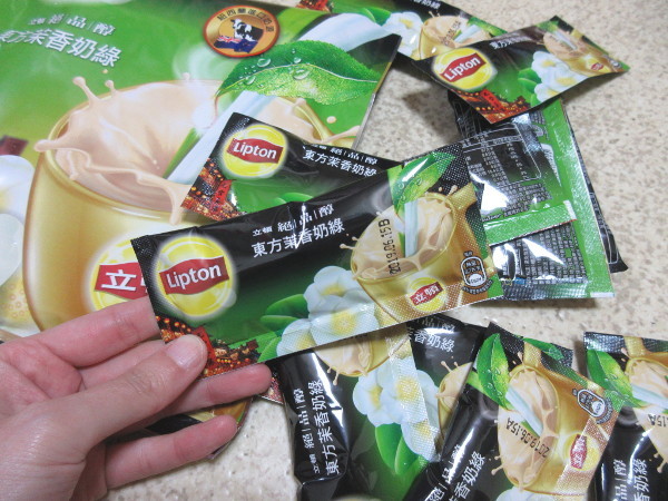 Lipton 絶品醇東方茉香乳緑と絶品醇東方焙香烏龍乳緑_c0152767_22225215.jpg